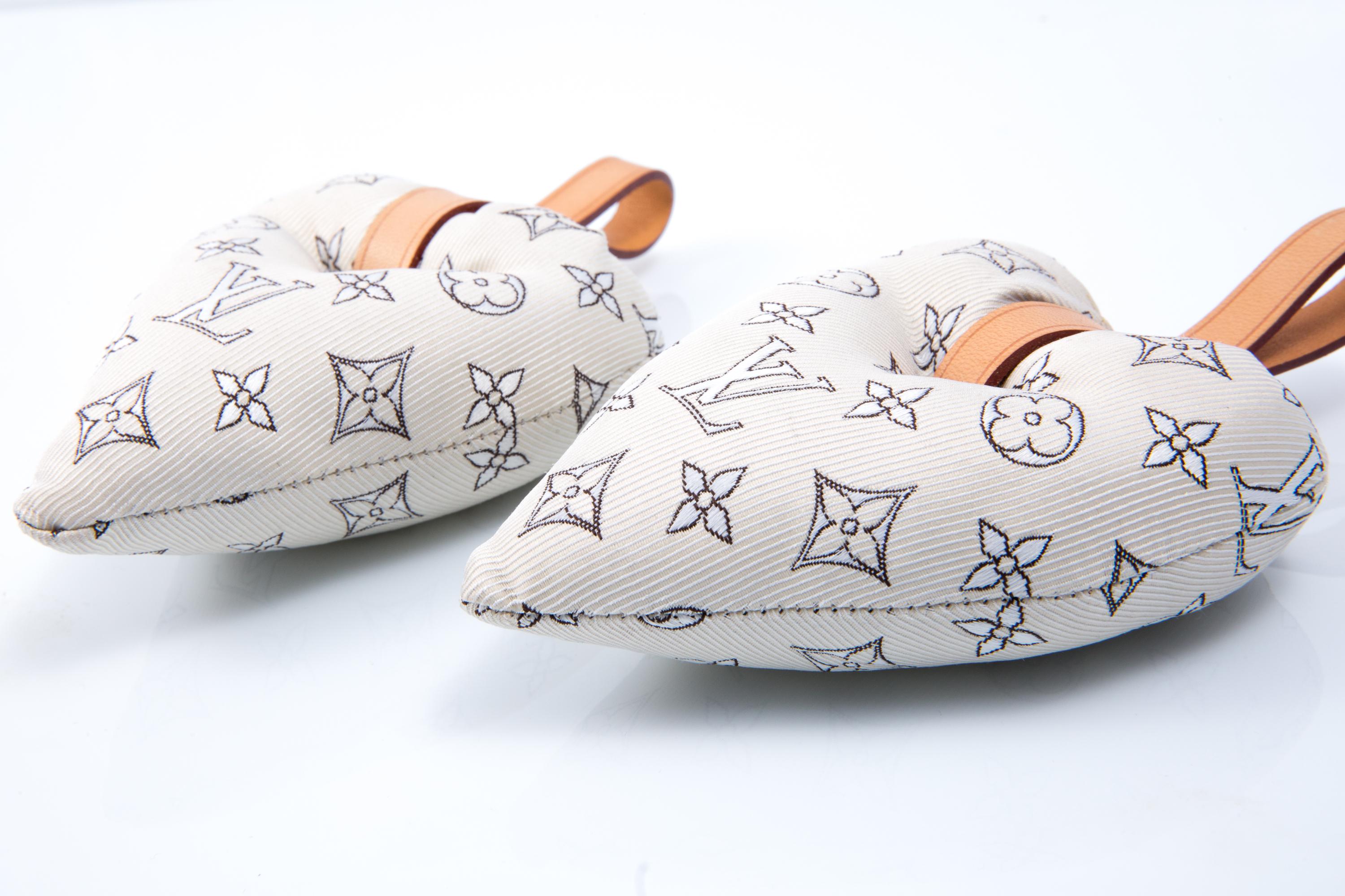 Louis Vuitton Cream Fabric Monogram Travel Pump Shoe Trees In condizioni buone in vendita a Paris, FR