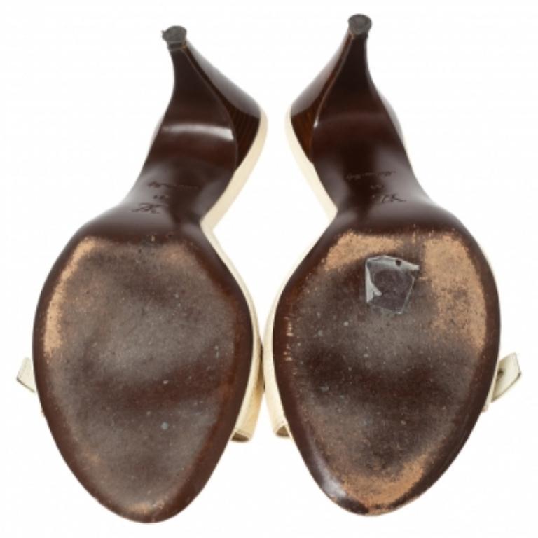 Un flair féminin et un attrait sophistiqué caractérisent ces superbes sandales Louis Vuitton. Fabriquées à partir de matériaux de qualité, elles ajouteront un charme opulent à votre look et compléteront de nombreux looks que vous voudrez créer.