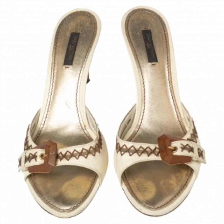 Beige Louis Vuitton Cream Leather Buckle and Whip Stitch Detail Slide Sandals Size 41 (Sandales à glissière en cuir crème avec boucles et points de fouet) en vente