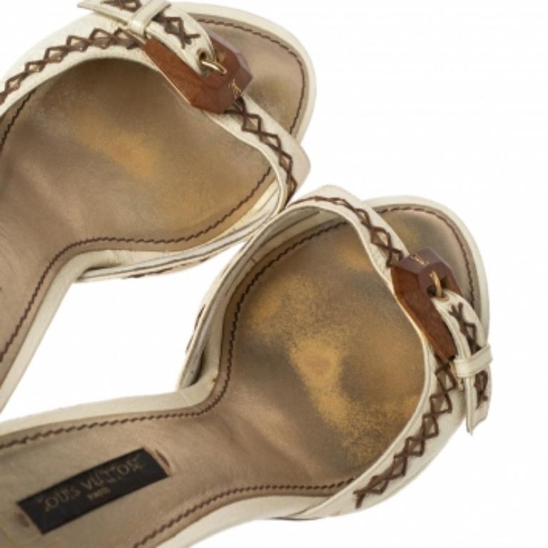 Louis Vuitton Cream Leather Buckle and Whip Stitch Detail Slide Sandals Size 41 (Sandales à glissière en cuir crème avec boucles et points de fouet) Bon état - En vente à Dubai, Al Qouz 2