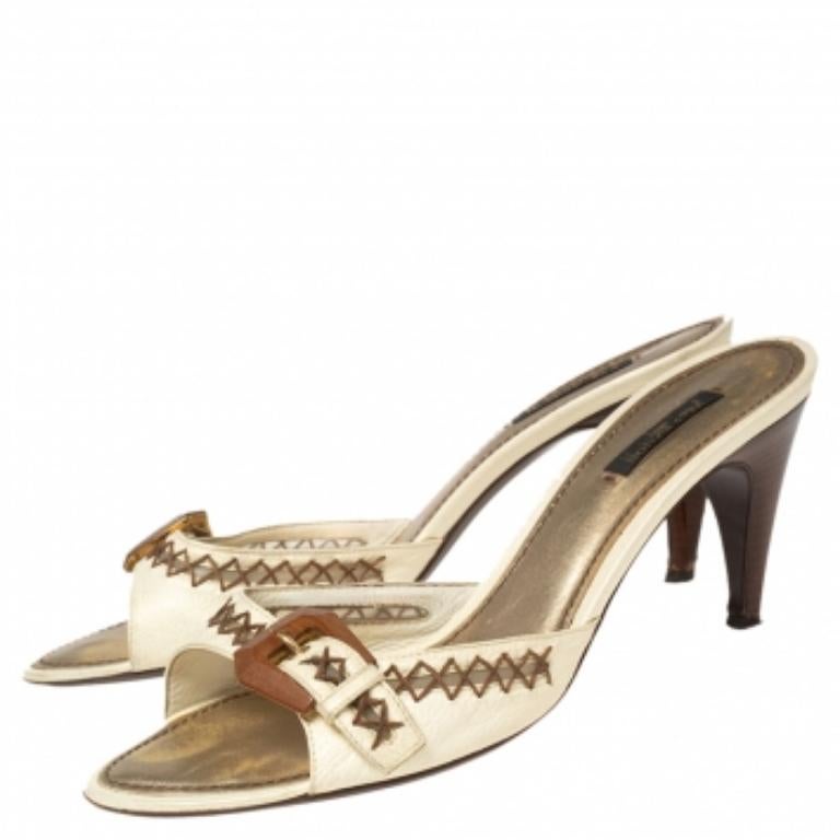 Louis Vuitton Cream Leather Buckle and Whip Stitch Detail Slide Sandals Size 41 (Sandales à glissière en cuir crème avec boucles et points de fouet) Pour femmes en vente