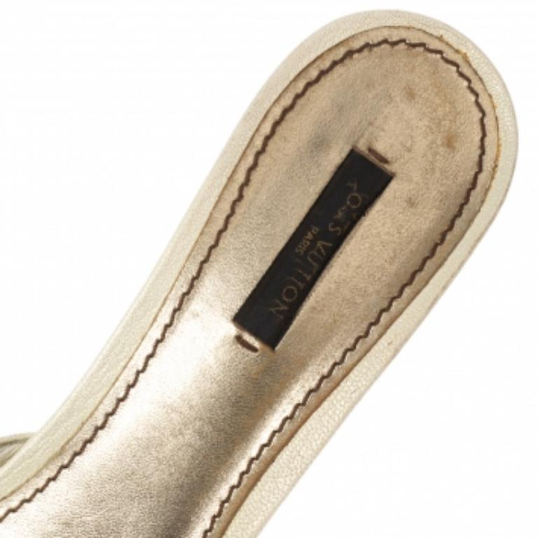 Louis Vuitton Cream Leather Buckle and Whip Stitch Detail Slide Sandals Size 41 (Sandales à glissière en cuir crème avec boucles et points de fouet) en vente 2