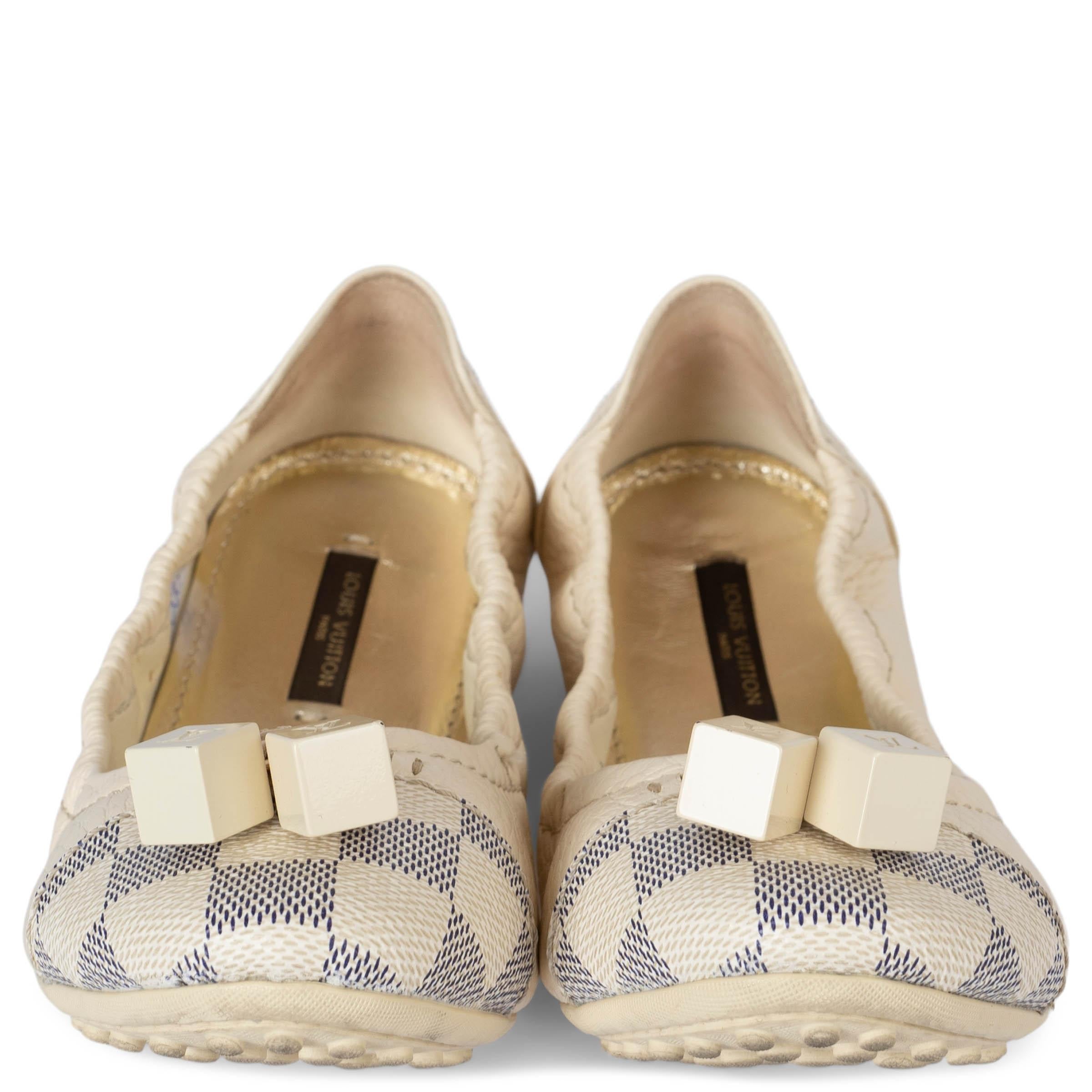 Ces ballerines Lovely de Louis Vuitton, 100% authentiques, sont fabriquées en toile Damier Azur et en cuir grainé ivoire, apportant une touche classique et intemporelle à votre garde-robe. Dotées d'une semelle galbée confortable, ces chaussures