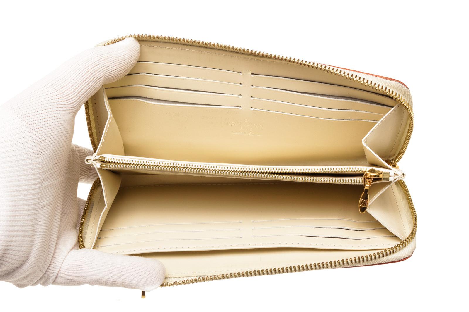 Louis Vuitton Cream Leather Zippy Wallet with leather, gold-tone hardware, trim tan vachetta leather, exterior zip pockets, interior three compartments pockets and zipper closure.

46061MSC