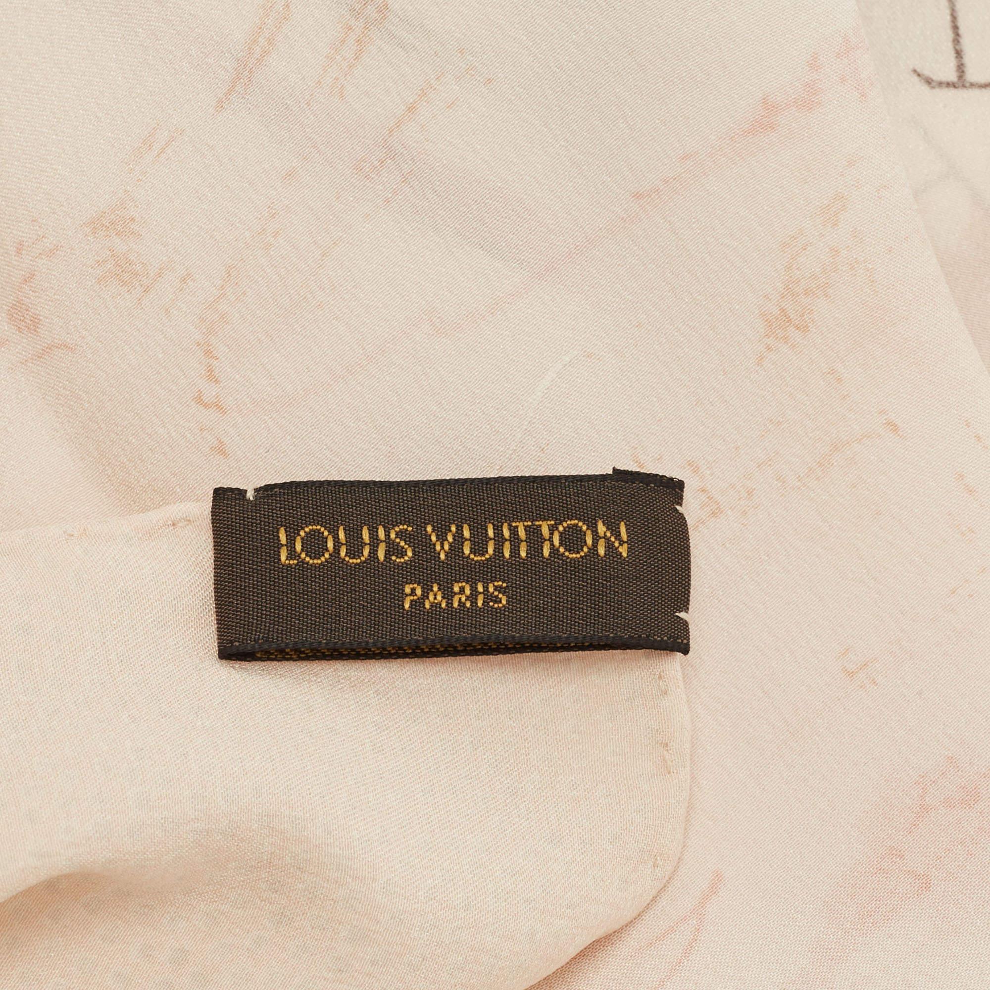 Que ce soit sur une tenue de soirée ou une tenue chic et décontractée, Louis Vuitton apporte un élément de style supplémentaire avec ce superbe foulard. Confectionnée en soie, cette création est rehaussée d'imprimés sur toute sa surface.

