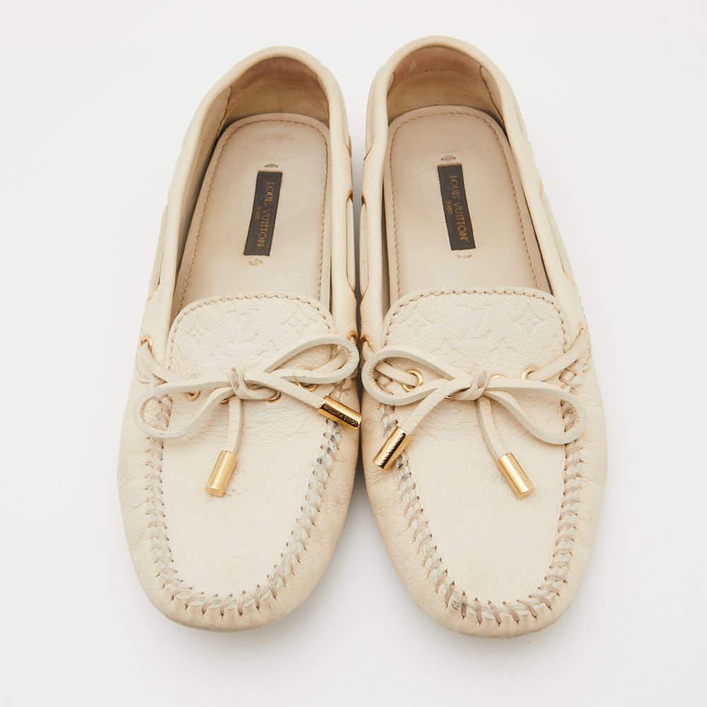 Women's Louis Vuitton Cream Monogram Embossed Leather Gloria Loafers Size 35.5 For Sale