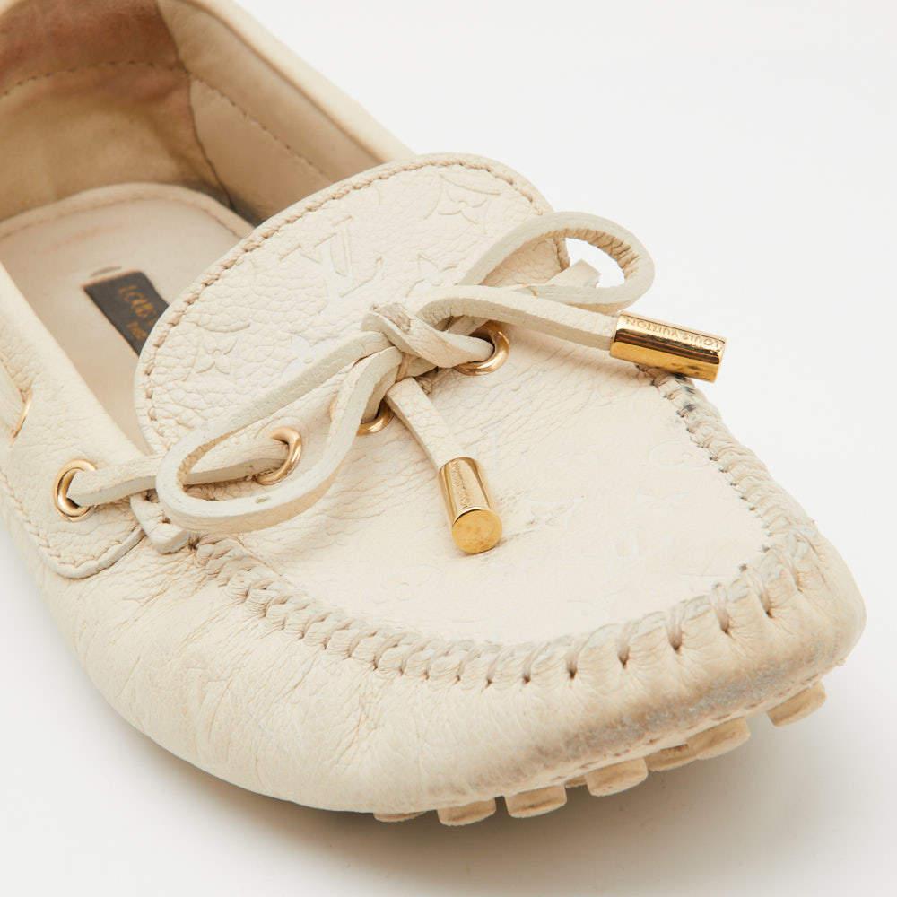 Louis Vuitton Cream Monogram Embossed Leather Gloria Loafers Size 35.5 For Sale 2