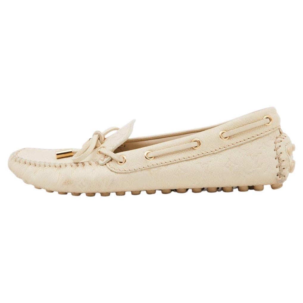 Louis Vuitton Cream Monogram Embossed Leather Gloria Loafers Size 35.5 For Sale