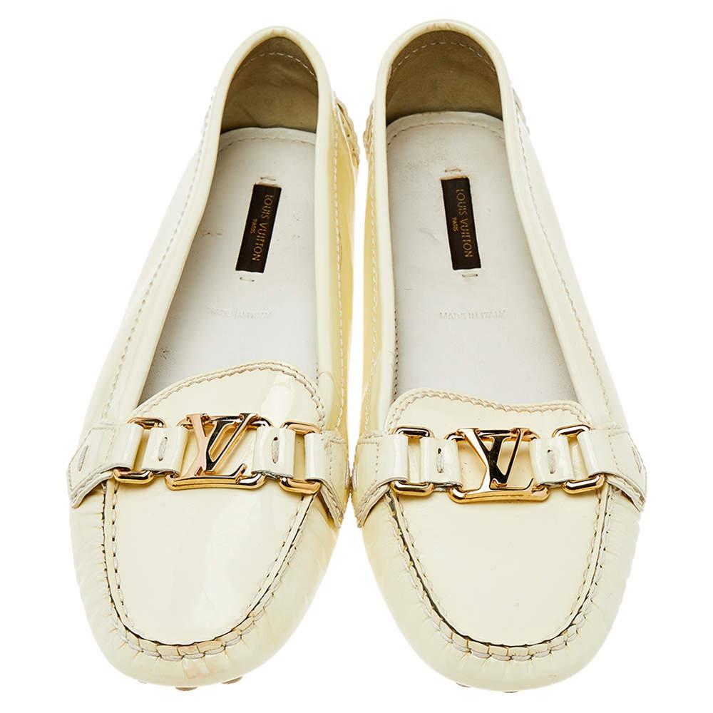 Louis Vuitton's loafers are loved by men and women worldwide as they are exceptional in quality. These cream loafers are crafted from patent leather into a chic design. They flaunt round toes, LV logo on the vamps, leather-lined insoles, and rubber