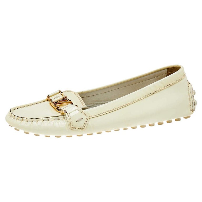 Louis Vuitton Cream Patent Leather Logo Loafers Size 39.5 For Sale