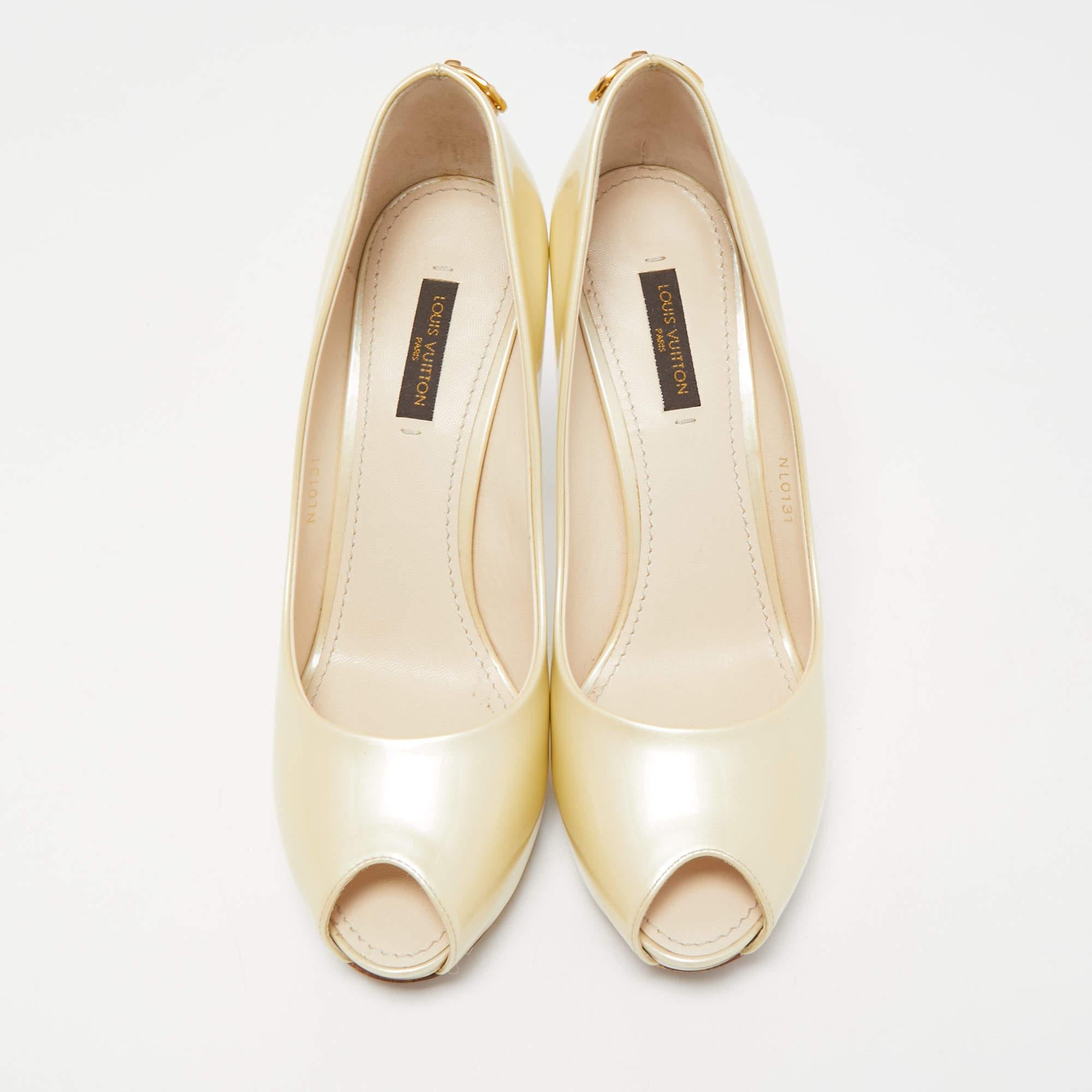 Exhibe un estilo elegante con este par de zapatos de salón. Estos elegantes zapatos están fabricados con materiales de calidad. Llevan suelas duraderas y tacones elegantes.

