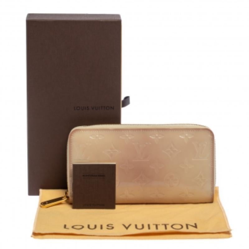 Louis Vuitton Cream White Monogram Vernis Zippy Wallet For Sale 6