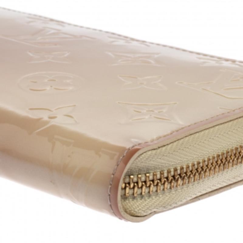 Louis Vuitton Cream White Monogram Vernis Zippy Wallet For Sale 1