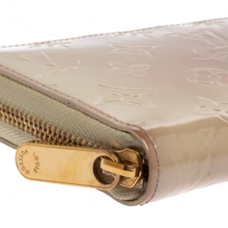 Louis Vuitton Cream White Monogram Vernis Zippy Wallet For Sale 2