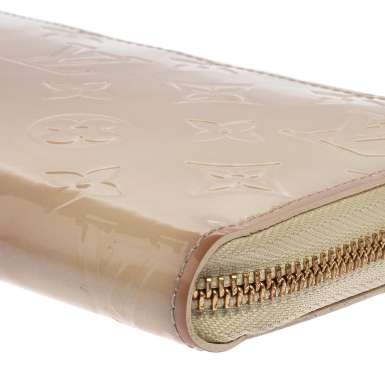 Louis Vuitton Cream White Monogram Vernis Zippy Wallet For Sale 2