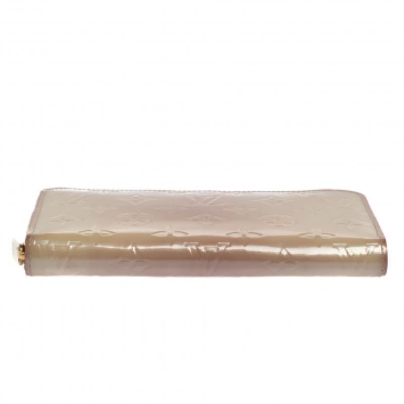 Louis Vuitton Cream White Monogram Vernis Zippy Wallet For Sale 3