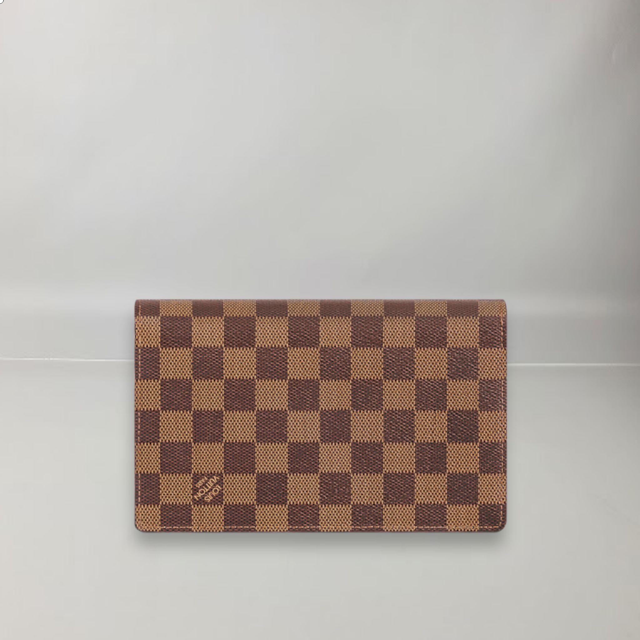 Crème Beige / Vénus Pink
Damier Ebene coated canvas and cowhide leather
Cowhide-leather and microfiber lining
Gold-color hardware
Magnetic closure
Large gusseted compartment
Large zipped coin pocket
Flat front pocket
Flat inside pocket
6 card