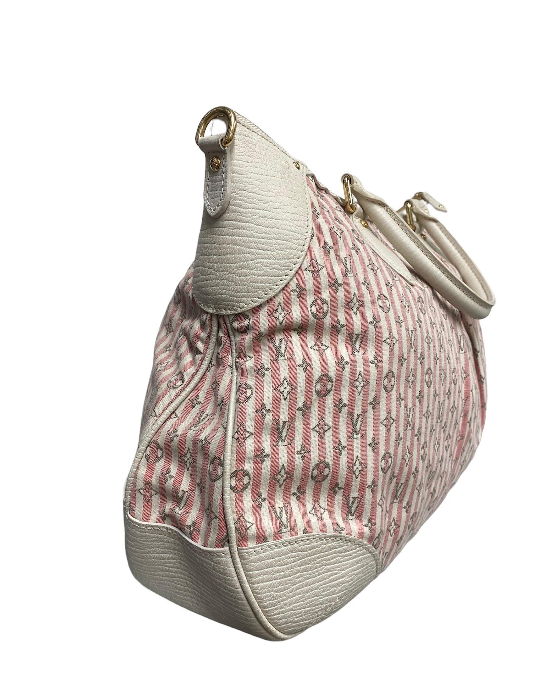 Louis Vuitton handbag, Croisette Marina model made of white Mini Lin fabric with pink stripes and leather inserts, with gold hardware.
Equipped with a top zip closure and internal welt pockets.
Internally upholstered in beige fabric, very