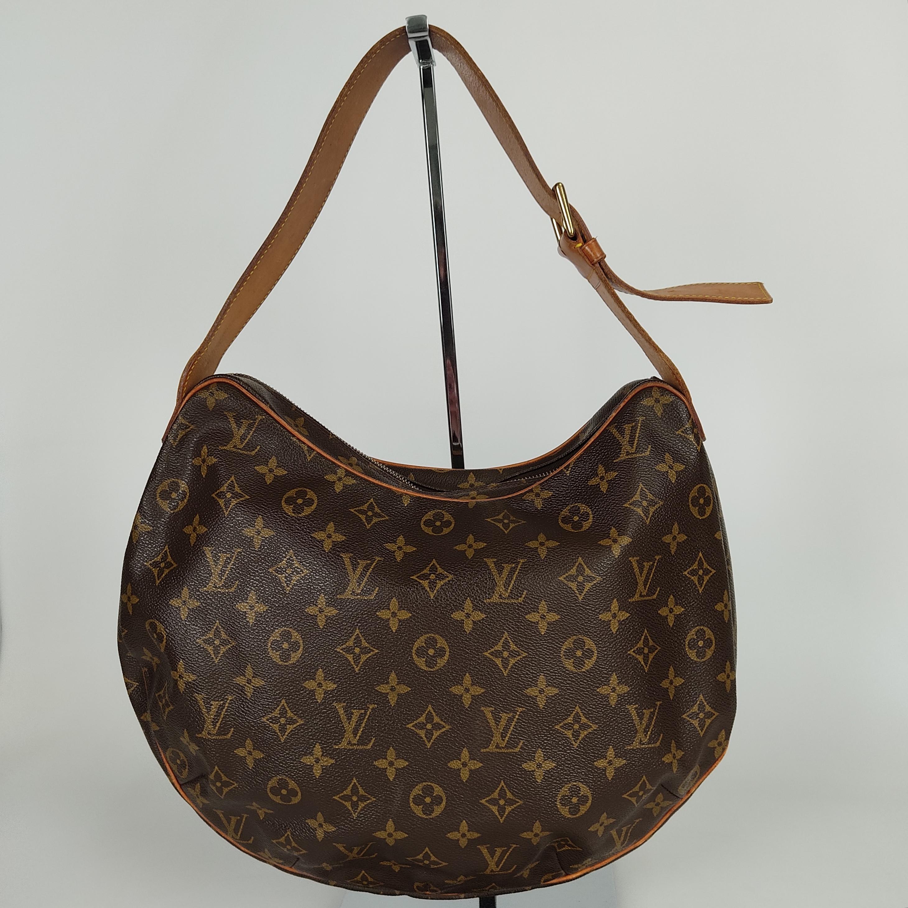 Croissant GM monogram shoulder bag Monogram canvas shoulder bag with cowhide handle. Gold colored hardware, no noticeable scratches. Zip closure. Red velvet interior with two small pockets. The cowhide inserts have small spots.

Length: 38