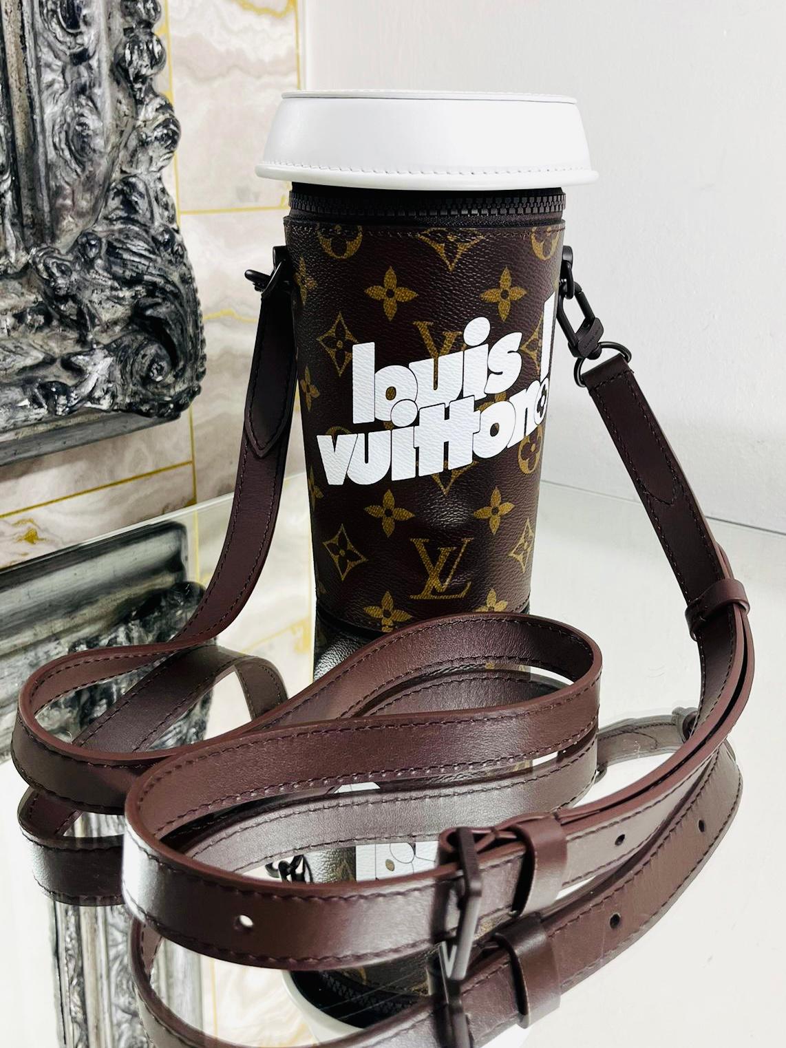 Louis Vuitton Crossbody 'LV' Monogram Coffee Cup Bag By Virgil Abloh

From 2021 collection is the coffee cup bag in all over monogram and a white leather

lid with zipper closure. White pop art style print in over-sized  lettering 'Louis Vuitton'