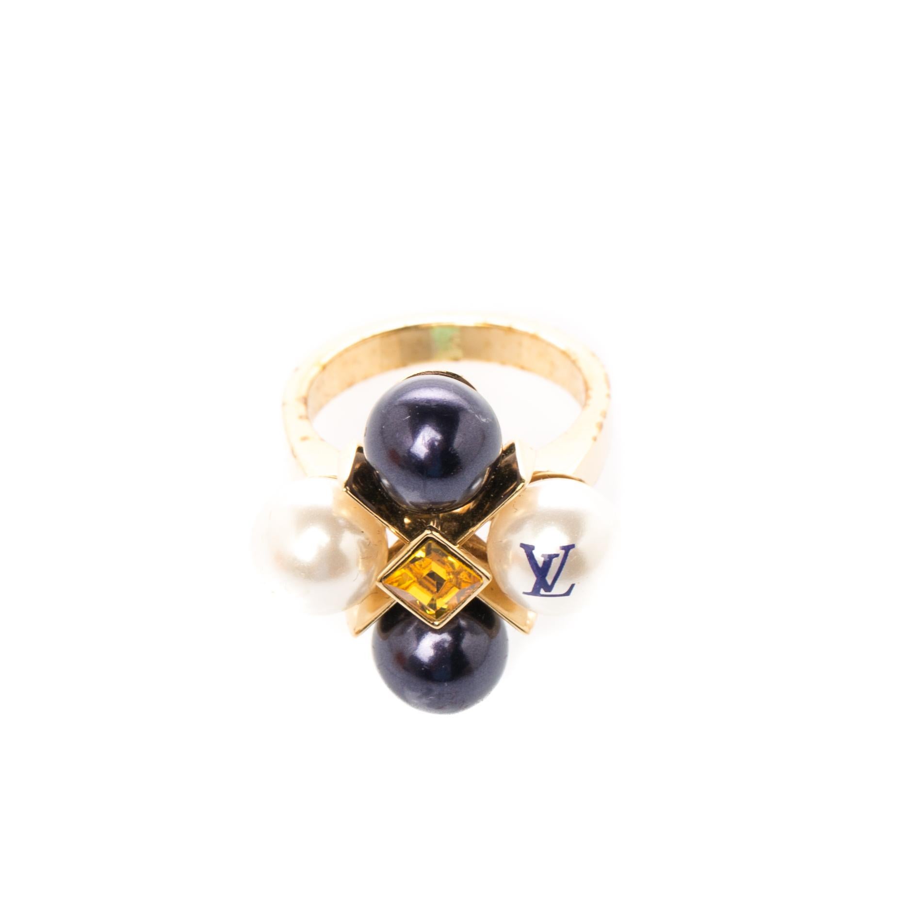 Louis Vuitton Cry Me A River Crystal Faux Pearl Gold Tone Cocktail Ring Size 50. In Good Condition In Dubai, Al Qouz 2