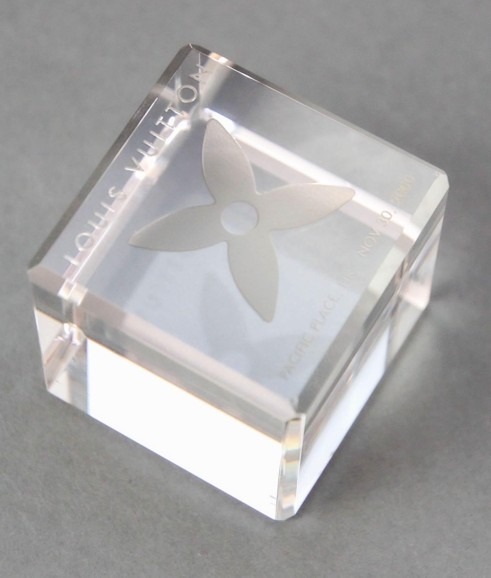 LOUIS VUITTON Cube Paperweight LOUIS VUITTON Monogram Crystal Paper Weight For Sale 1
