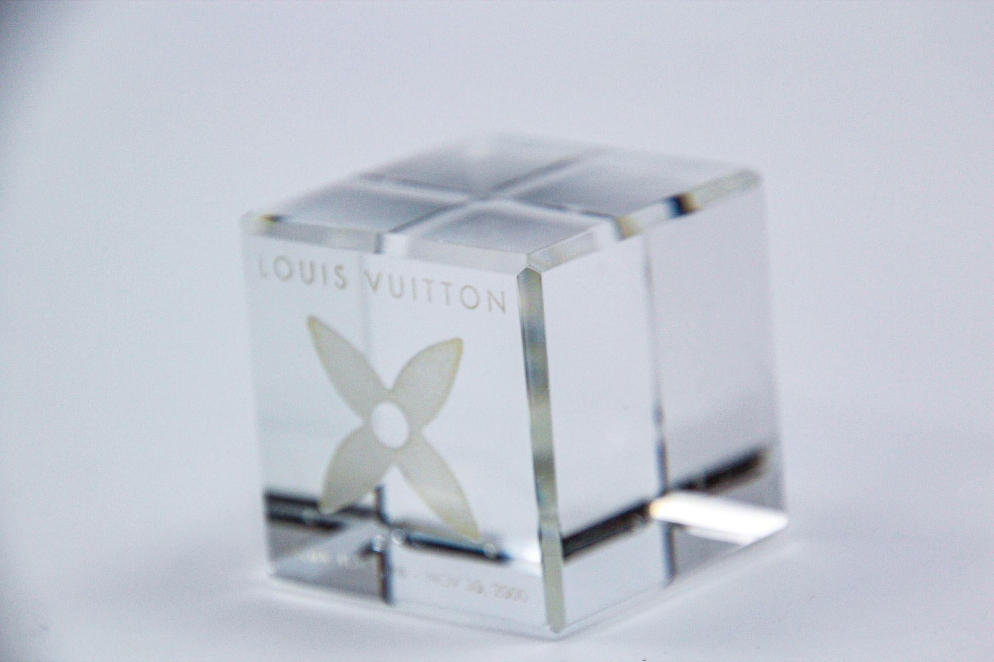 LOUIS VUITTON Cube Paperweight LOUIS VUITTON Monogram Crystal Paper Weight For Sale 2