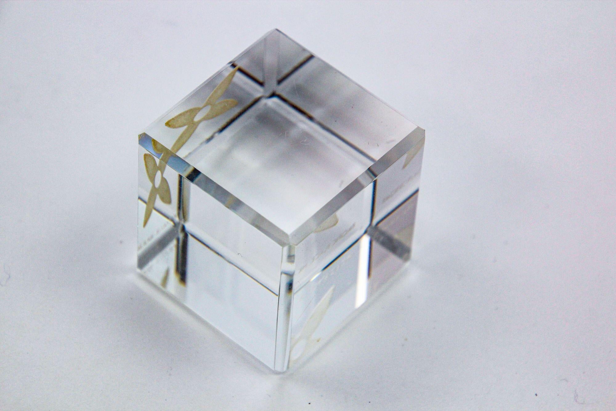 LOUIS VUITTON Cube Paperweight LOUIS VUITTON Monogram Crystal Paper Weight For Sale 4