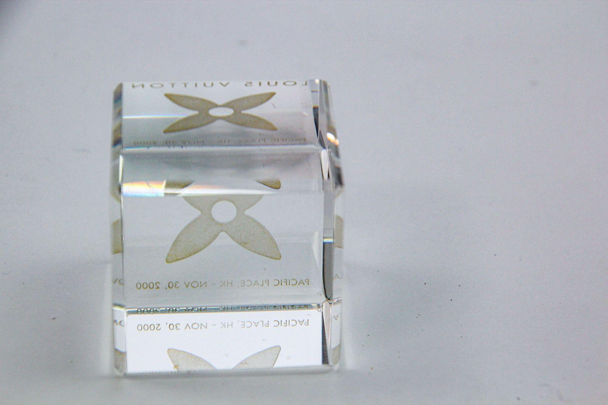 LOUIS VUITTON Cube Paperweight LOUIS VUITTON Monogram Crystal Paper Weight For Sale 5