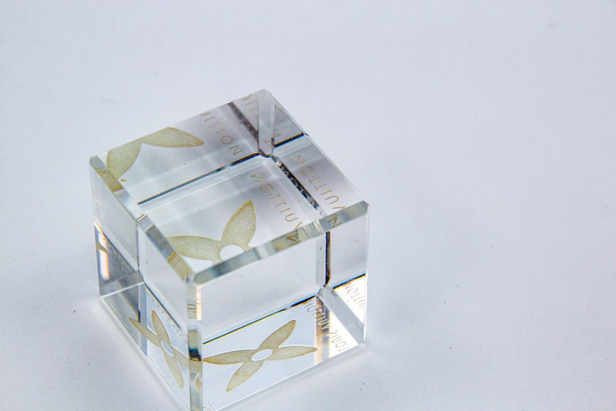 LOUIS VUITTON Cube Paperweight LOUIS VUITTON Monogram Crystal Paper Weight For Sale 7