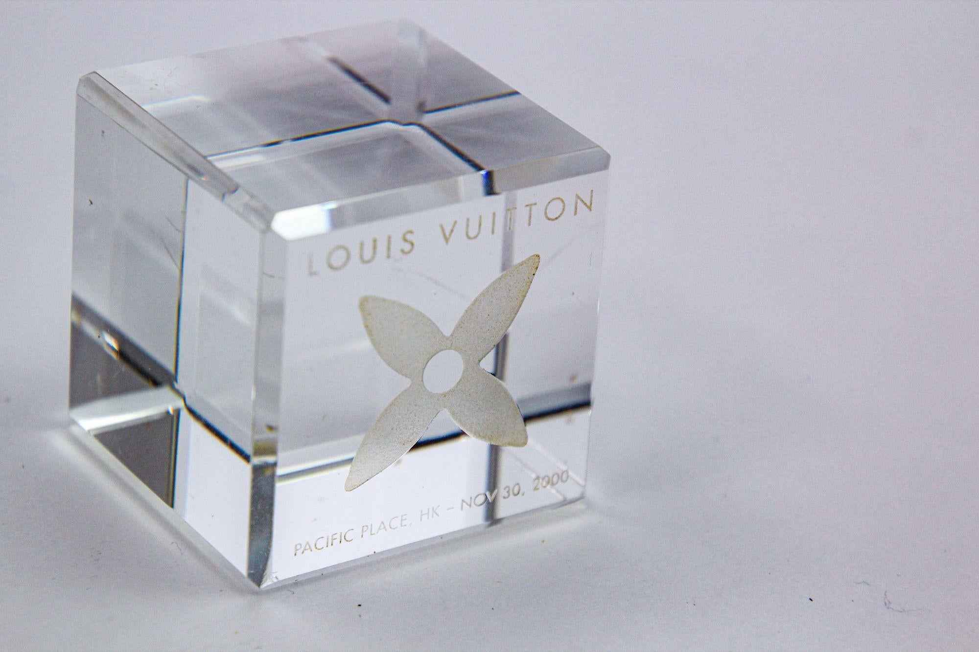 LOUIS VUITTON Cube Paperweight LOUIS VUITTON Monogram Crystal Paper Weight For Sale 9