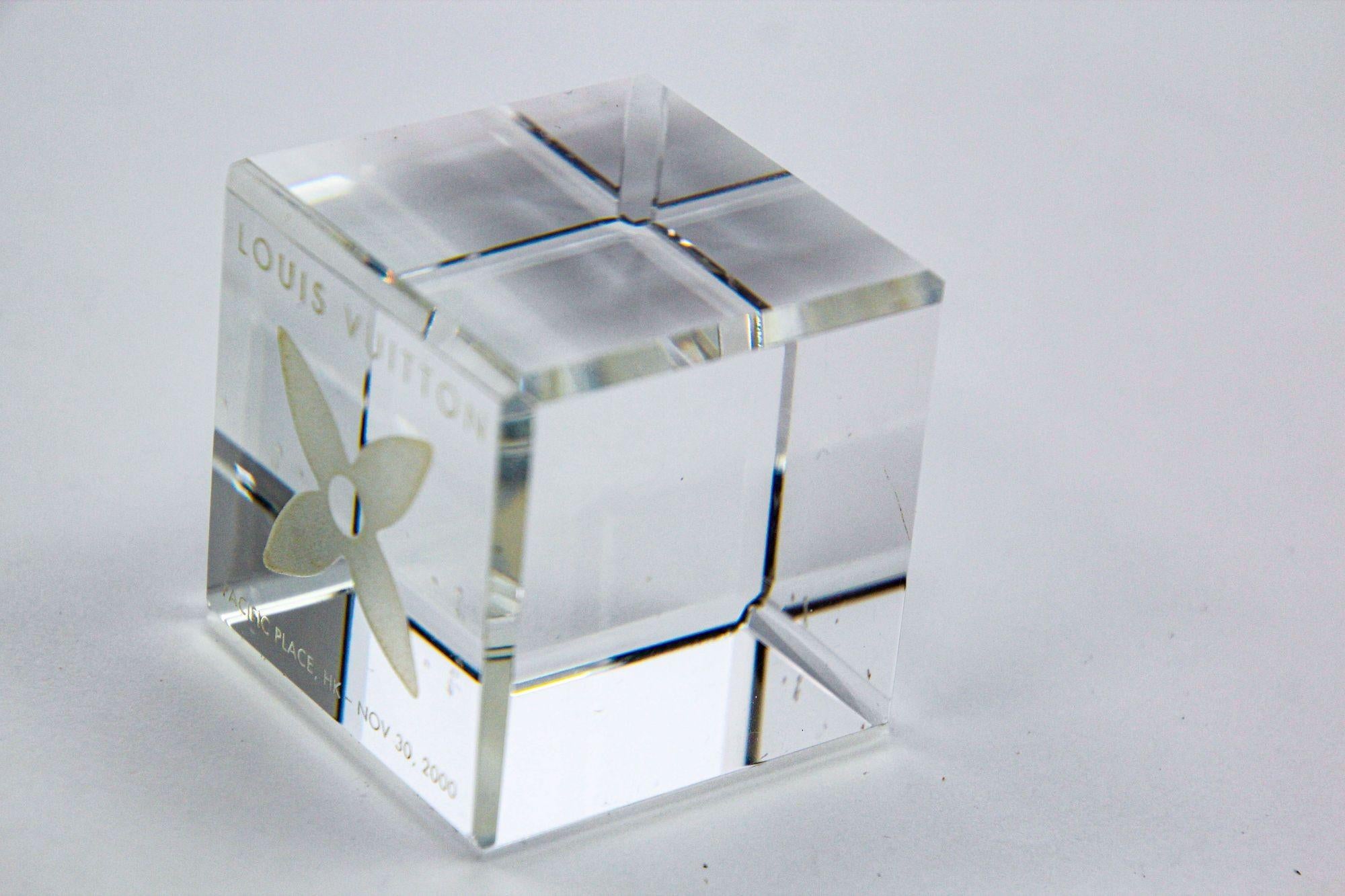 LOUIS VUITTON Cube Paperweight LOUIS VUITTON Monogram Crystal Paper Weight For Sale 10
