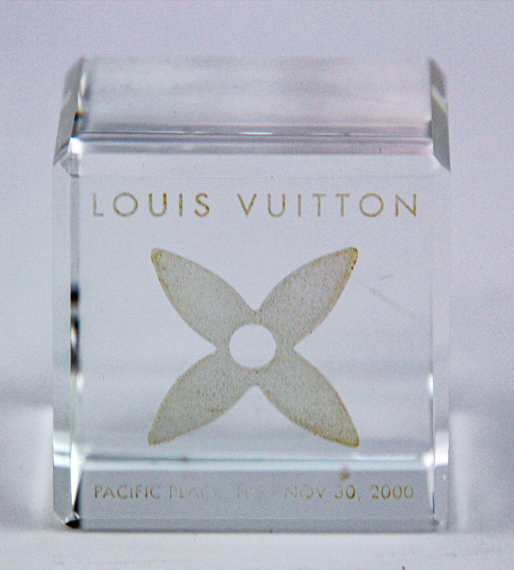 Dieser LOUIS VUITTON-Würfel besteht aus Kristall.
Die Gesichter stellen das Monogramm der Marke dar.
Ein Sammlerstück, das auch als Briefbeschwerer auf dem Schreibtisch verwendet werden kann.
VIP-Geschenk aus dem Jahr 2000 von Louis Vuitton Hong