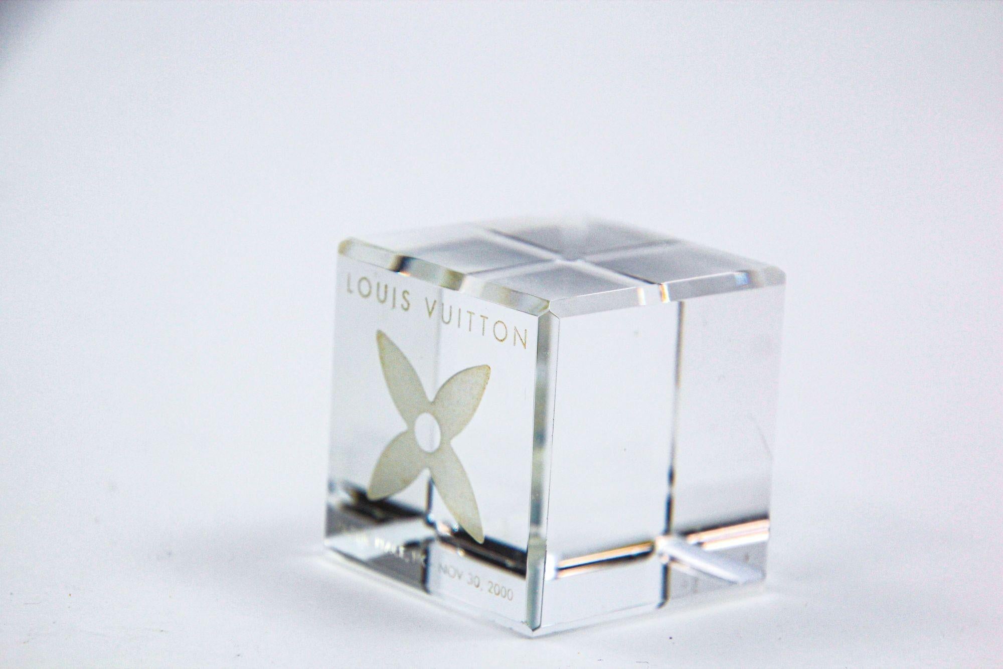 LOUIS VUITTON Cube Paperweight LOUIS VUITTON Monogram Crystal Paper Weight For Sale 11