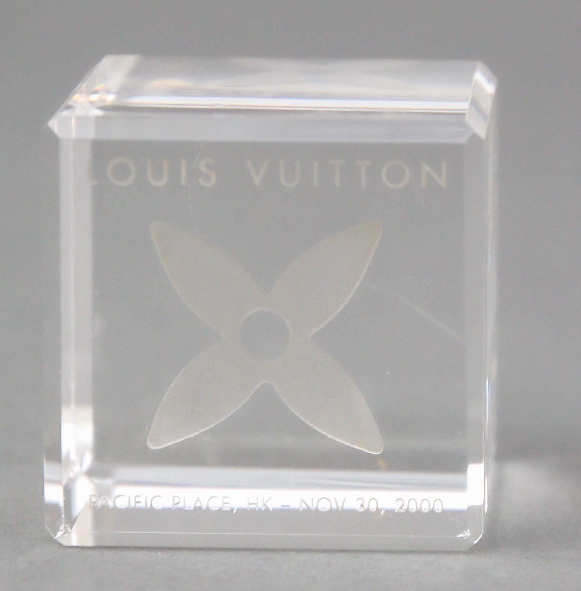 LOUIS VUITTON Würfel-Briefbeschwerer LOUIS VUITTON mit Monogramm aus Kristall und Papiergewicht (Moderne) im Angebot