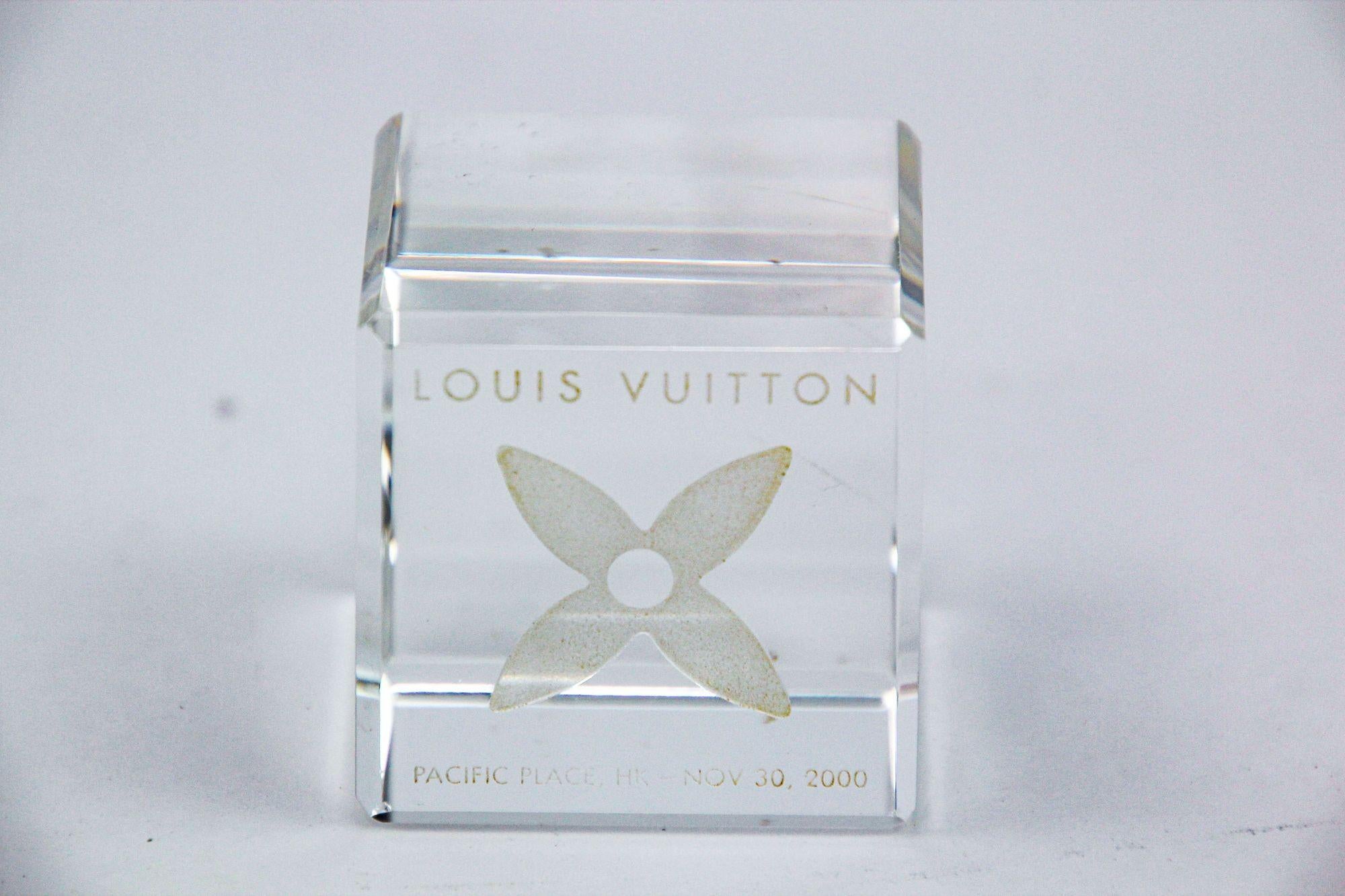 LOUIS VUITTON Würfel-Briefbeschwerer LOUIS VUITTON mit Monogramm aus Kristall und Papiergewicht (Handgefertigt) im Angebot