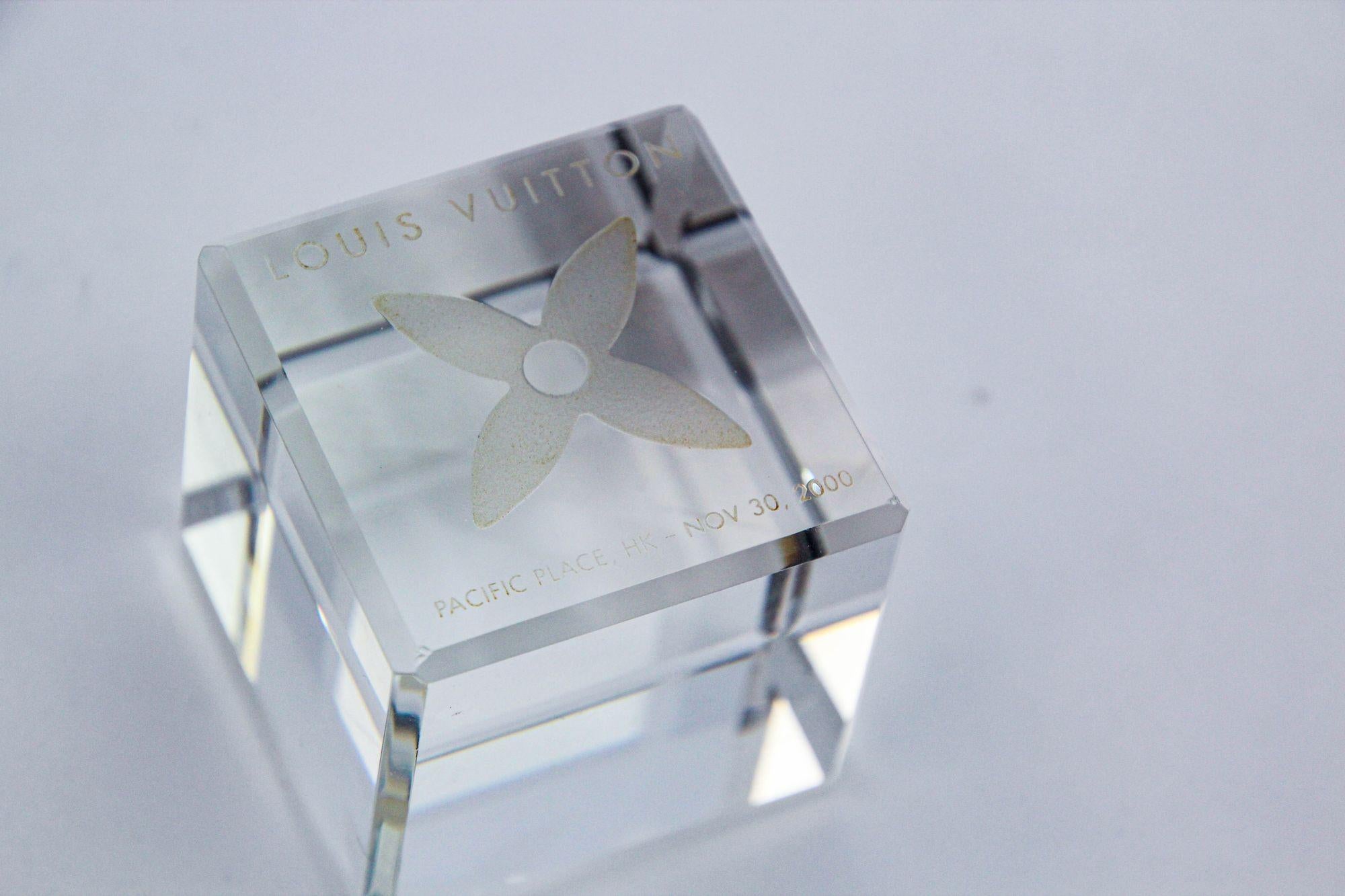 French LOUIS VUITTON Cube Paperweight LOUIS VUITTON Monogram Crystal Paper Weight For Sale