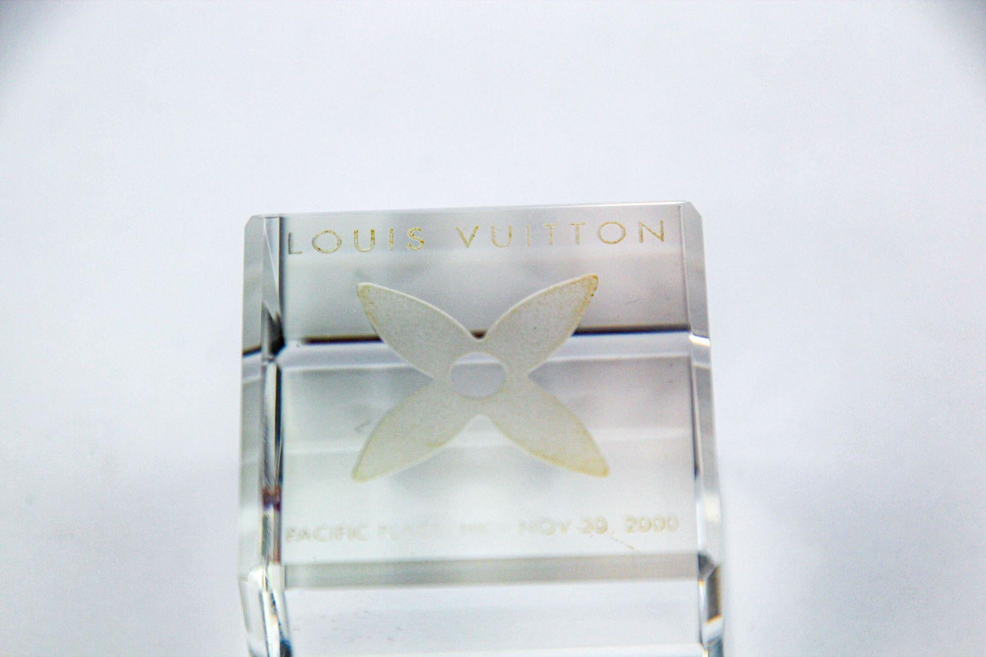Hand-Crafted LOUIS VUITTON Cube Paperweight LOUIS VUITTON Monogram Crystal Paper Weight For Sale