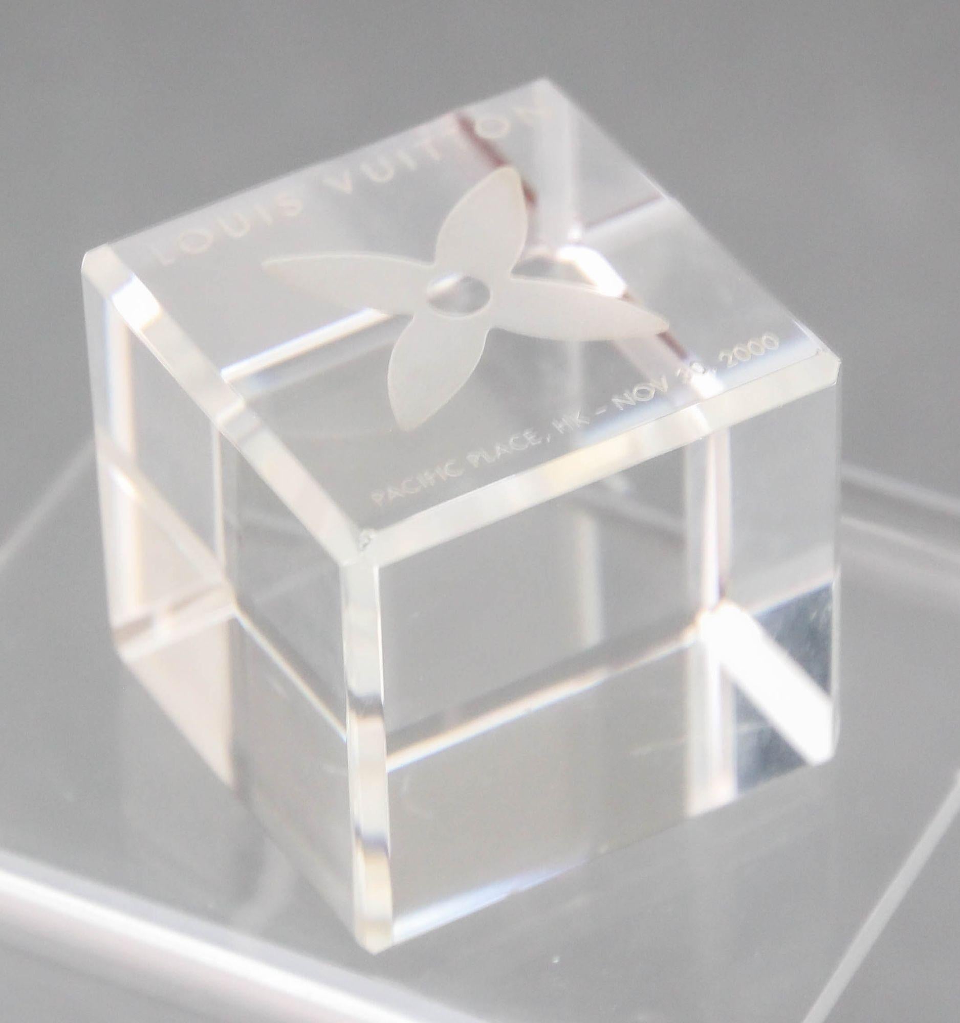 Contemporary LOUIS VUITTON Cube Paperweight LOUIS VUITTON Monogram Crystal Paper Weight For Sale
