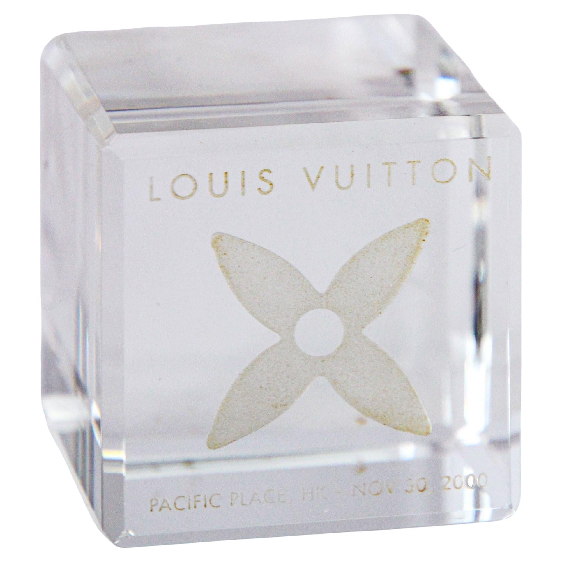LOUIS VUITTON Cube Paperweight LOUIS VUITTON Monogram Crystal Paper Weight For Sale