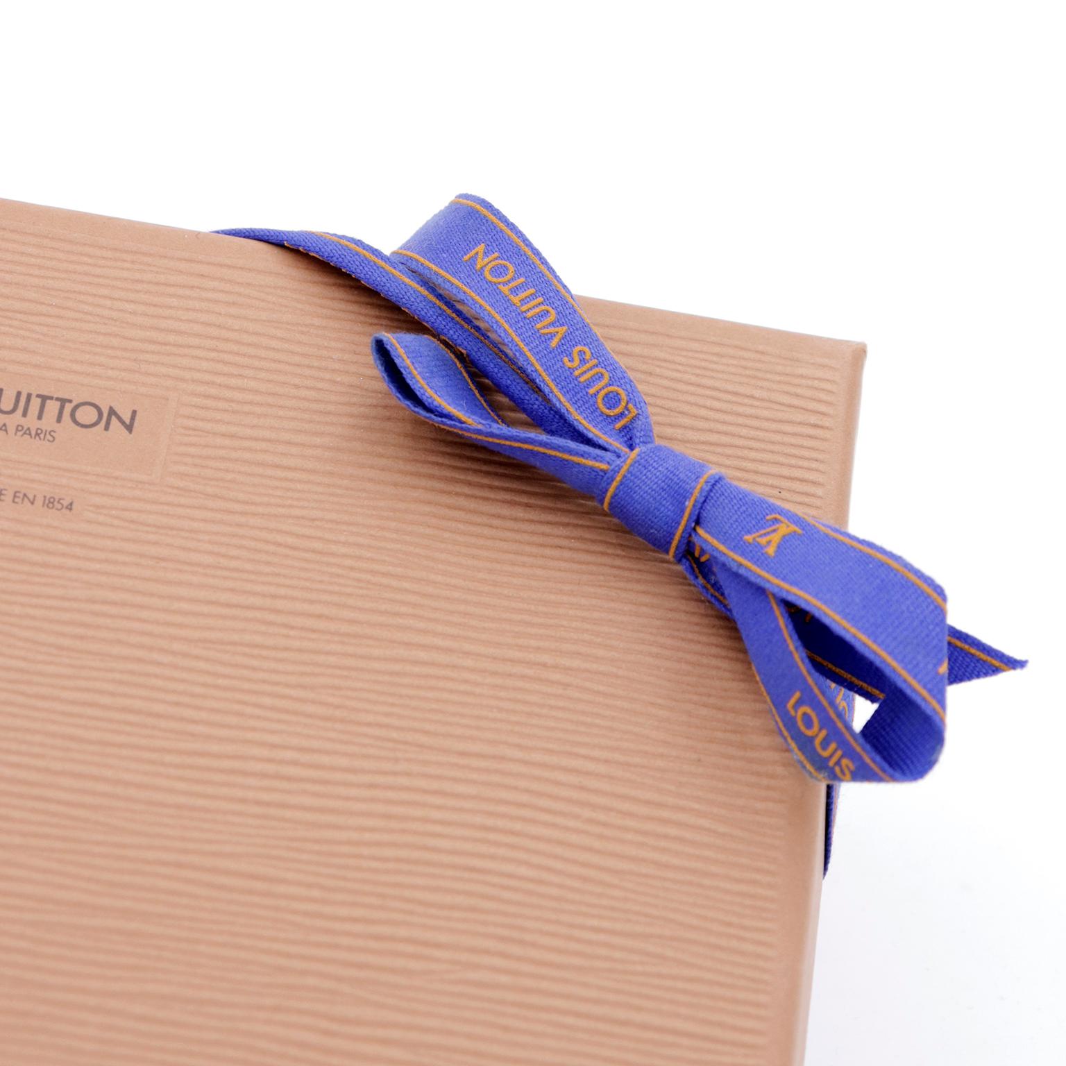 Louis Vuitton Cup 2000 Roter & blauer Seidenschal Unbenutzt in Originalverpackt im Angebot 5