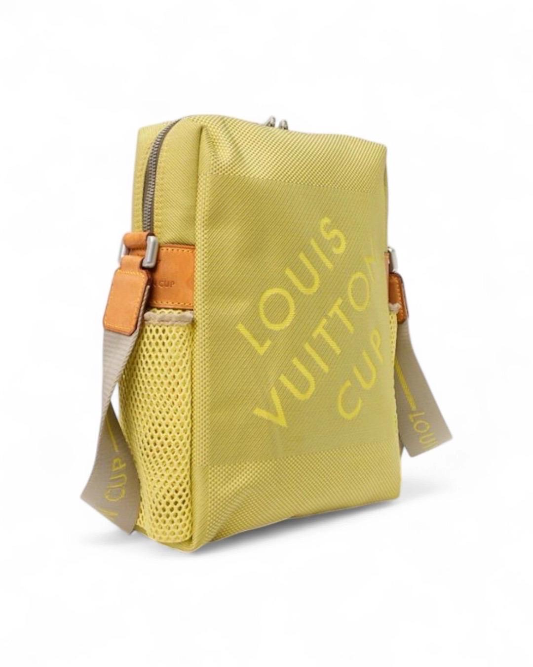 Beige Louis Vuitton Cup Weatherly MM Damier Geant Fluo Giallo Borsa a tracolla in vendita