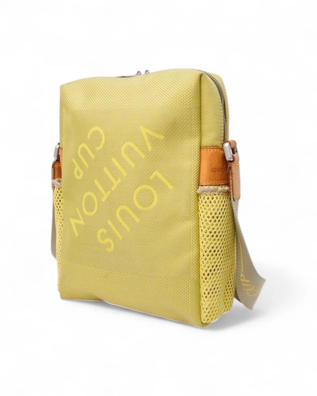 Louis Vuitton Cup Weatherly MM Damier Geant Fluo Giallo Borsa a tracolla In condizioni buone in vendita a Torre Del Greco, IT
