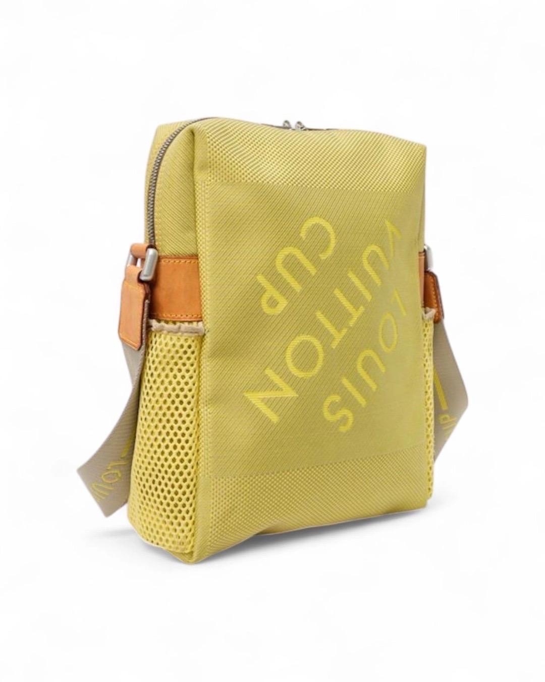 Louis Vuitton Cup Weatherly MM Damier Geant Fluo Giallo Borsa a tracolla in vendita 1