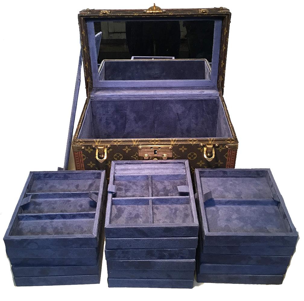Louis Vuitton Custom Monogram Jewelry Travel Train Case with 16 Ultrasuede Trays in excellent condition. Signature monogram canvas exterior trimmed with lozine, leather, and shining brass hardware. Front double latch and pinch lock closure opens to