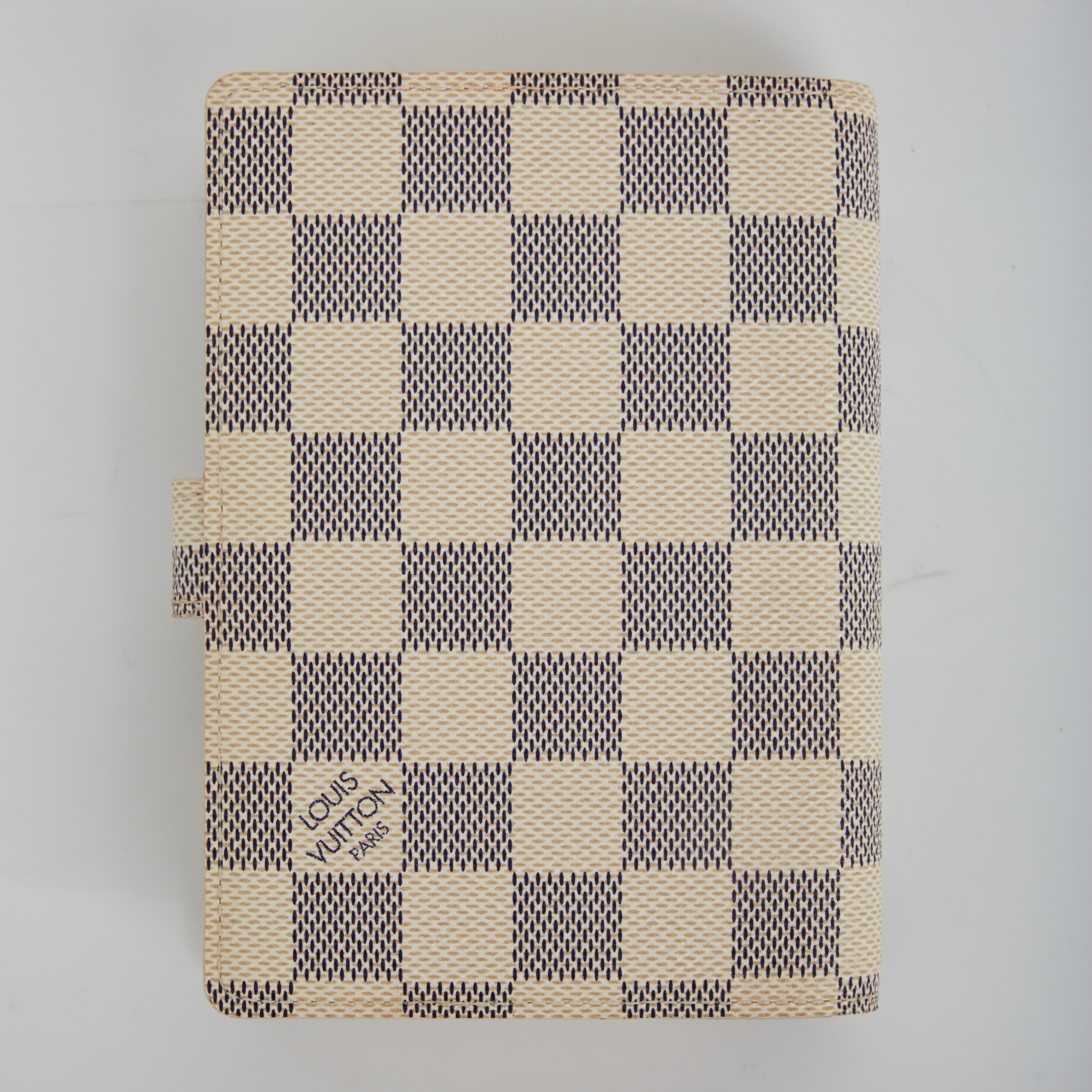 COLOR: White / Damier Azur
MATERIAL: coated canvas
DATE CODE: CA1181
MEASURES: L 4” x W 5.7”
COMES WITH: Box and original Address book paper. Comes with new white paper no brand.
CONDITION: Very good - like new with small mark. Minimal sings of