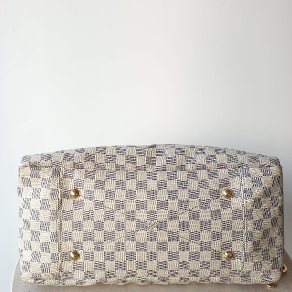 Damier Azur Artsy MM Hobo bag in great condition. 

Inclusion: Dust Bag

Year: 2014