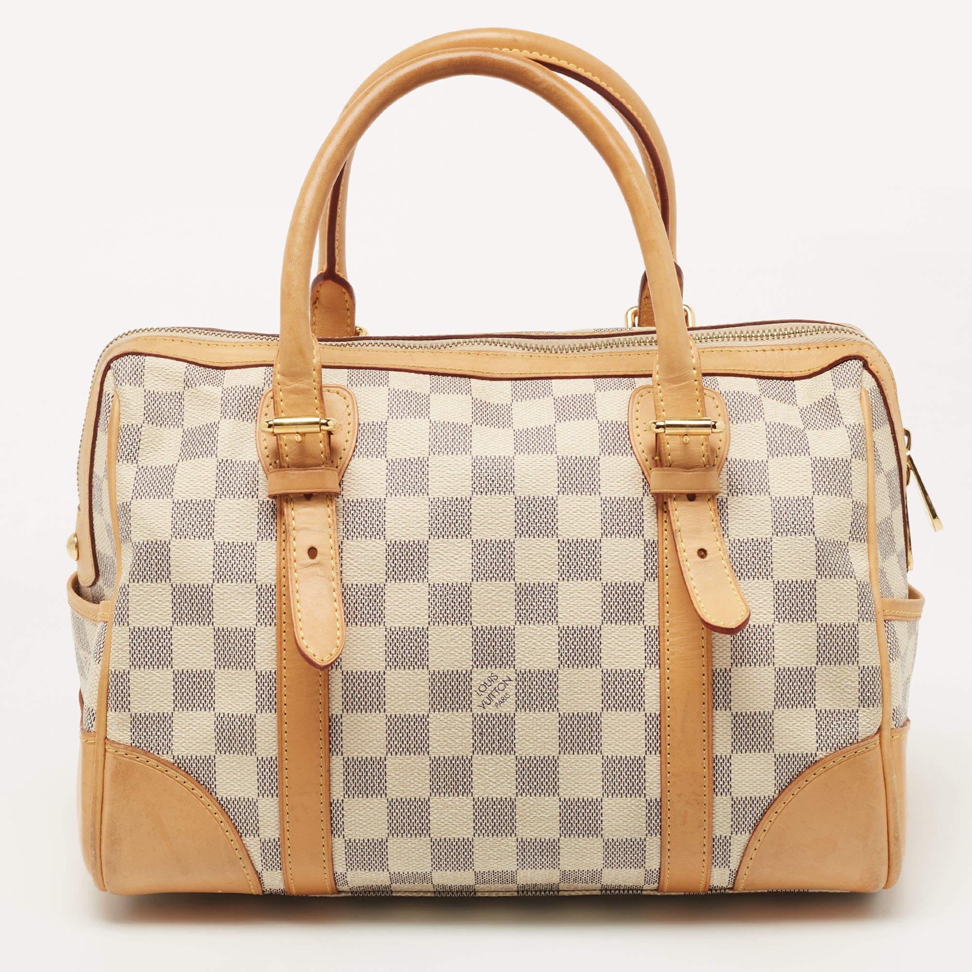 This authentic LV Berkeley bag for women is super classy and functional, perfect for everyday use. We like the simple details and its high-quality finish.

Includes: Original Dustbag

