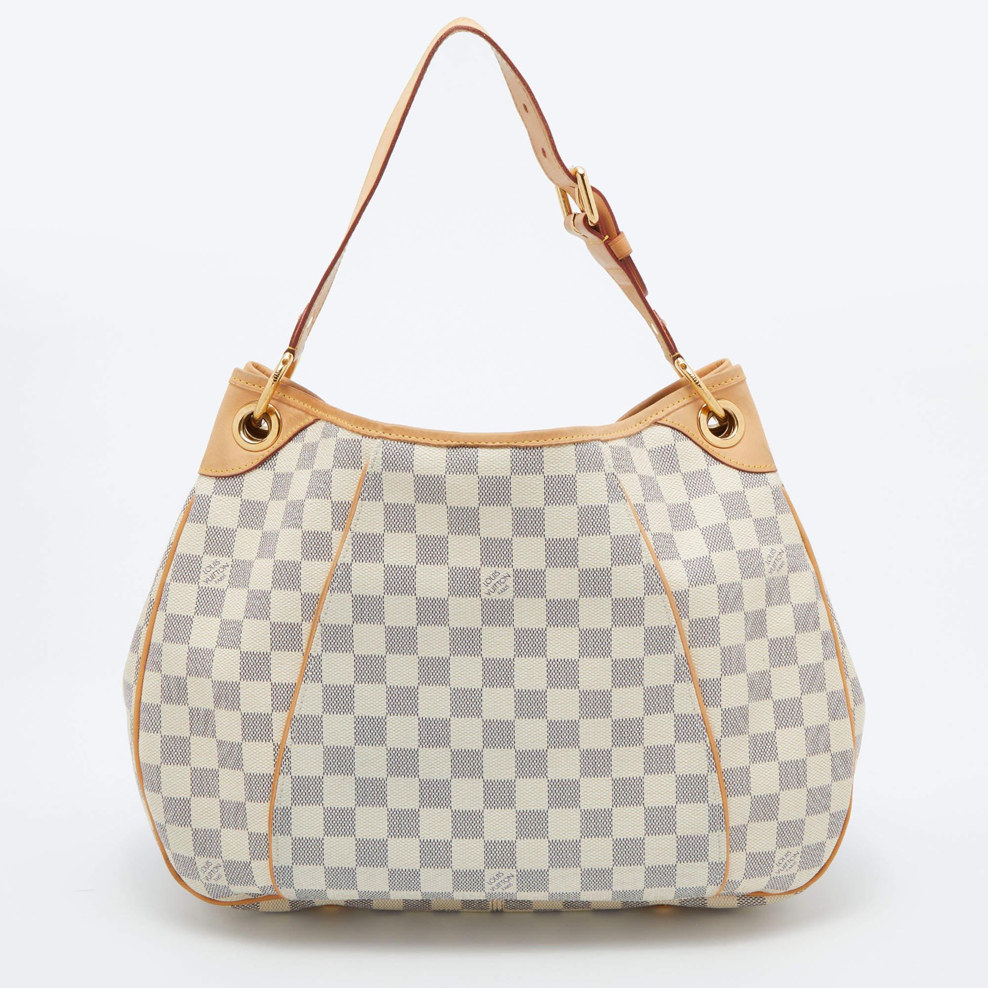Louis Vuitton's creations are popular owing to their high style and functionality. This bag, like all the other handbags, is durable and stylish. Exuding a fine finish, the bag is designed to give a luxurious experience. The interior has enough