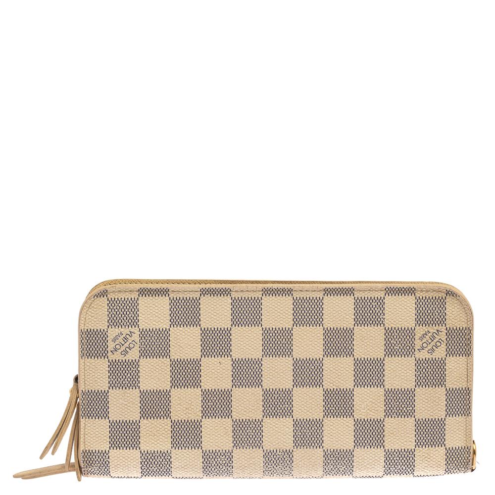 A wallet should not only be good-looking but also functional, just like this pretty Insolite from Louis Vuitton. Crafted in Spain, this gorgeous number flaunts the signature Damier Azur pattern on the exterior and a zip fastening that reveals